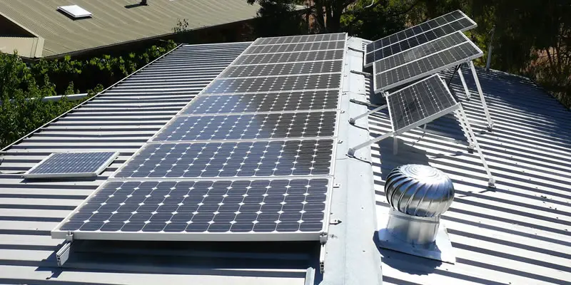 solar-panels-mounting-on-metal-roof
